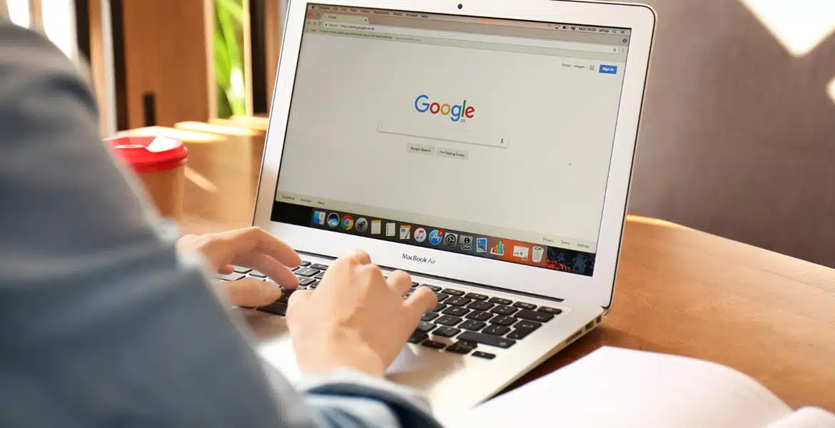 herramientas-seo-google Portátil con el buscador de Google
